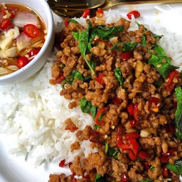 กะเพาหมูสับพริกแห้ง.ราดข้าวสวยร้อนๆๆ