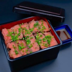 ข้าวด้งวากิวโรสต์บีฟย่างถ่าน A5 Wagyu Roast beef Don