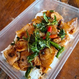 ข้าวกะเพราหมูสามชั้นสไลด์