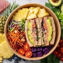 The Premium Tuna & Avocado Club แซนวิชทูน่าอะโวคาโดแถมผักสลัดผลไม้ตามฤดูกาล