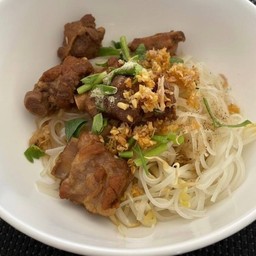 ก๋วยเตี๋ยวซี่โครงหมูตุ๋น