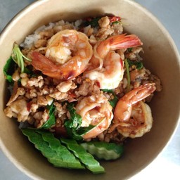 หมูสับกุ้งผัดกระเพราพริกแห้งทานกับข้าวหอมนุ่มๆ