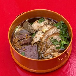 Food truck ก๋วยเตี๋ยวเป็ดพะโล้เจ๊อร ปากแดง