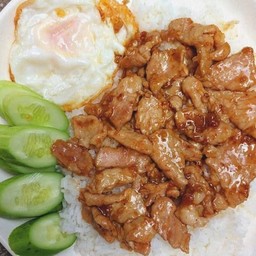 หมูทอดกระเทียม.ราดข้าวสวย.พร้อมไข่ดาว2.ฟอง.ร้อนๆ