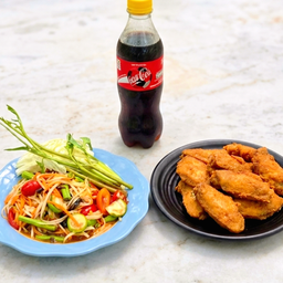 [เซตสุดฮิต] ส้มตำปูปลาร้า + ปีกกลางไก่ ทอดน้ำปลา น้ำจิ้มแจ่ว + โค้ก ออริจินัล (ขวด)