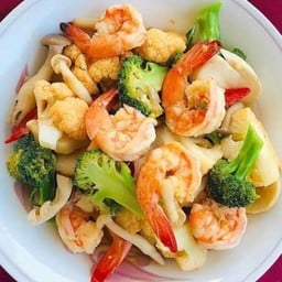 ผัดผักรวมมิตรกุ้งสด (กับข้าว)