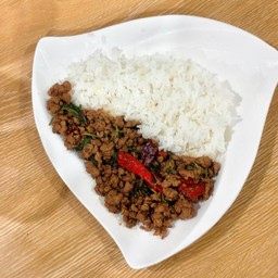 กะเพราหมูสับราดข้าว