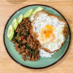 กะเพราหมูสับราดข้าวไข่ดาว