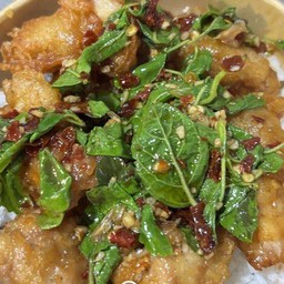 ผัดกระเพราปีกกลางไก่ทอดราดข้าว