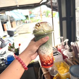ชาเขียวมัจฉะสตรอเบอรี่นมสดวิปครีม