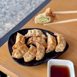 เกี๊ยวซ่าทอดกรอบ (6ชิ้น) + น้ำจิ้มสูตรพิเศษ