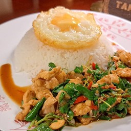 ข้าวกะเพราไก่ ไข่ดาว