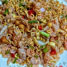 ยำแหนมสดแหกเหล่า+มาม่ากรอบ