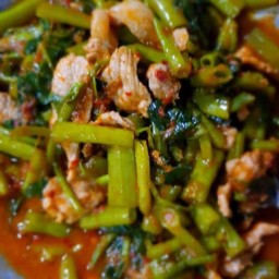 หมูผัดพริกแกงใส่ผักบุ้ง..ราดข้าวสวยร้อนๆ