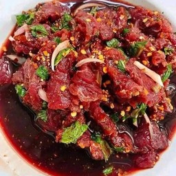 ก้อยเนื่อหั่นบางๆขมๆ..รสจัดจ้านแบบอีสาน