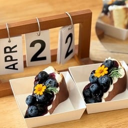 ชีสเค้กหน้าไหม้ ซอสบลูเบอรี่