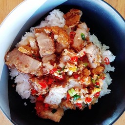 หมูกรอบคั่วพริกเกลือราดข้าว