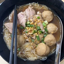ร้านก๋วยเตี๋ยวรสดาว หมูตุ๋นไก่ตุ๋นมะระ