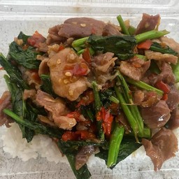 ข้าวราดผัดคะน้าหมูหมัก