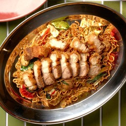 ผัดไวไวต้มยำแซ่บหมูกรอบ