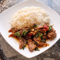 กระเพราเนื้อเปื่อย ราดข้าว
