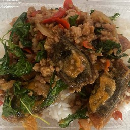 ข้าวราดกะเพราหมูสับ+ไข่เยี่ยวม้า