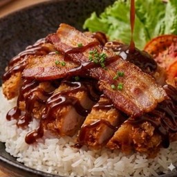 ข้าวหน้าไก่ทอดซอสบาบีคิว+เบคอน