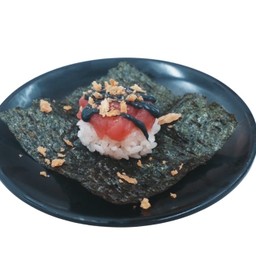 B32 เทมากิมากุโระซอสชาโคล (Maguro with Charcoal Sauce Temaki)
