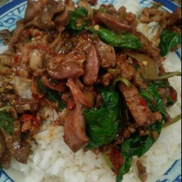 กระเพราเครื่องในวุ้นเส้น