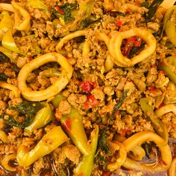 ผัดกระเพราหมูสับปลาหมึก กับข้าว