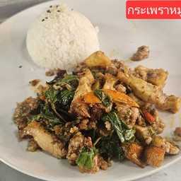 กระเพราหมูกรอบทรงเครื่อง