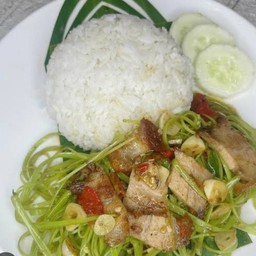 ผัดผักบุ้งฝอยหมูกรอบราดข้าว