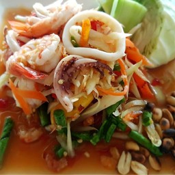 ส้มตำไทย กุ้งสุก ปลาหมึก
