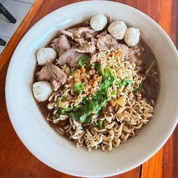 ก๋วยเตี๋ยวหมูน้ำตก(เส้นมาม่า)