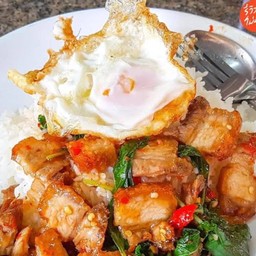 กะเพราหมูกรอบราดข้าว