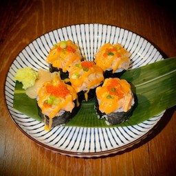C04 - โรลปลาดิบรวมซอสสไปซี่มาโย Sakura Spicy-mayo Roll