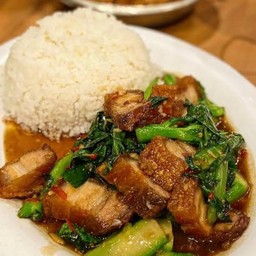 คะน้าหมูกรอบราดข้าว