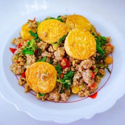 กะเพราเต้าหู้ไข่หมูสับราดข้าว