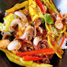 พริกแกงปลาหมึก ราดข้าว (ผัดสดใหม่ทุกกล่อง หอมพริกแกงสุดๆ)