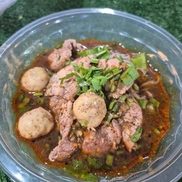 เส้นหมี่หมูน้ำตก