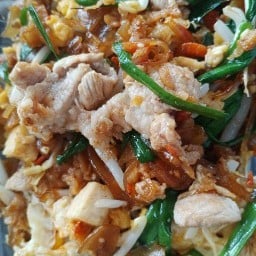 ผัดไทยกุ้งสดนายหนุ่ม