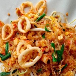 ผัดไทปลาหมึก