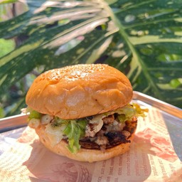 ศรีราชาครีมมี่ (Creamy Sriracha Pork Cheese Burger)