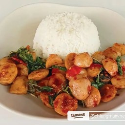 กระเพราลูกชิ้นหมูราดข้าว