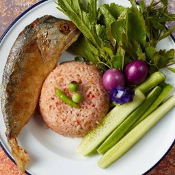 ข้าวผัดน้ำพริกกะปิปลาทูทอด