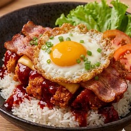 ข้าวไก่ทอดบาบีคิวรวมท็อปปิ้งชีส1+เบคอน2+ไข่1
