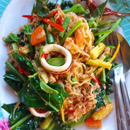 มาม่าผัดขี้เมาหมู,กุ้ง,ปลาหมึก
