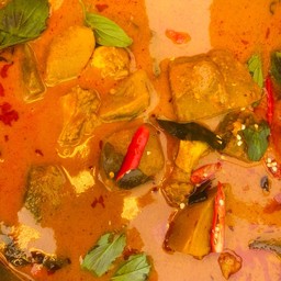 แกงไก่หม้อแม่ปากแดง พริกแกงตำมือ กับข้าว