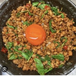 ข้าวหน้่าผัดกะเพราเนื้อ ไข่ดอง