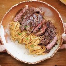 สปาเก๊ตตี้กะเทียมเนื้อย่าง